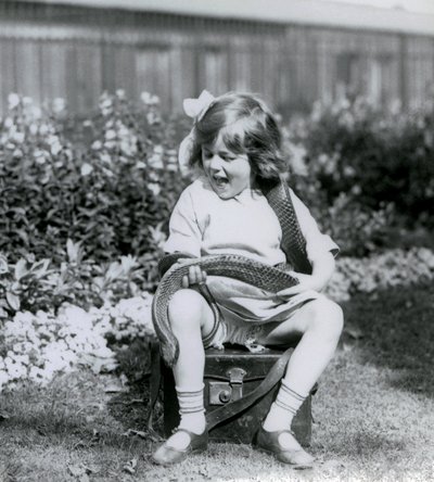 Mladá dívka Betty držící východního indigového hada, zatímco sedí na koženém kufru, Londýnská zoo, 1924 od Frederick William Bond