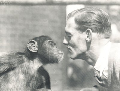 Šimpanz Booboo a John Shelly v londýnské zoo ZSL, září 1927 od Frederick William Bond