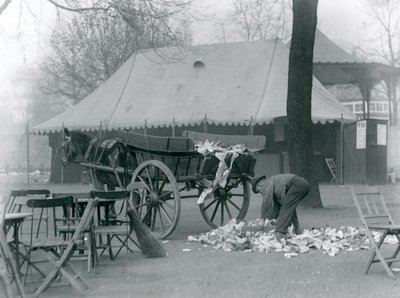 Úklid po svátku v londýnské zoo v roce 1924 (černobílá fotografie) od Frederick William Bond