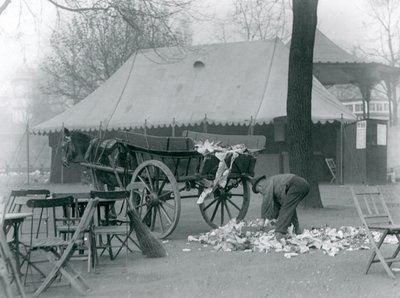 Úklid po svátku v londýnské zoo v roce 1924 od Frederick William Bond