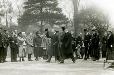 Král Jiří V., zvedající klobouk před davy v přední části svého doprovodu, během návštěvy londýnské zoo, aby oficiálně otevřel akvárium, duben 1924 od Frederick William Bond