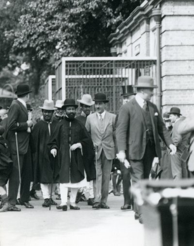 Sir Peter Chalmers Mitchell, s etiopským regentem Haile Selassiem a jeho doprovodem, Londýnská zoo, 1924 od Frederick William Bond