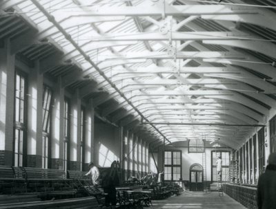 Lví dům s pěti muži pracujícími na jeho údržbě, London Zoo, 1926 od Frederick William Bond