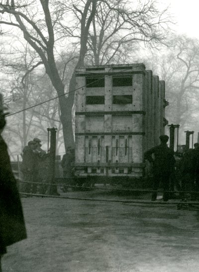 Přeprava samice asijského slona Lukhi v dřevěné bedně, Londýnská zoo, 1923 od Frederick William Bond