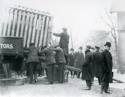 Vykládání nově příchozích nosorožců indických, londýnská zoo od Frederick William Bond