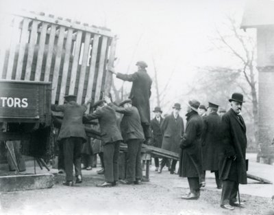 Vykládka nově příchozího nosorožce indického, londýnská zoo, 1924 od Frederick William Bond