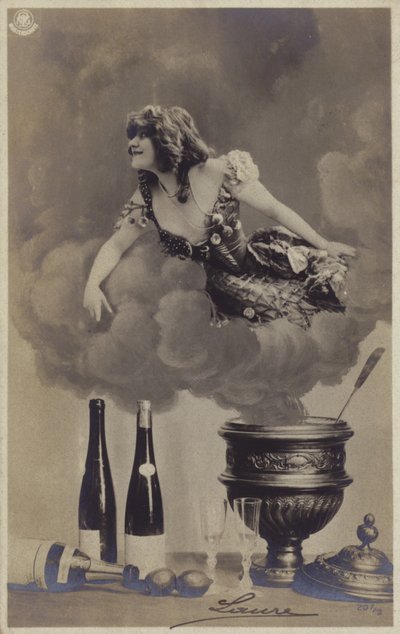 Mladá žena vystupující z páry polévkové mísy (fotokoláž) od French Photographer