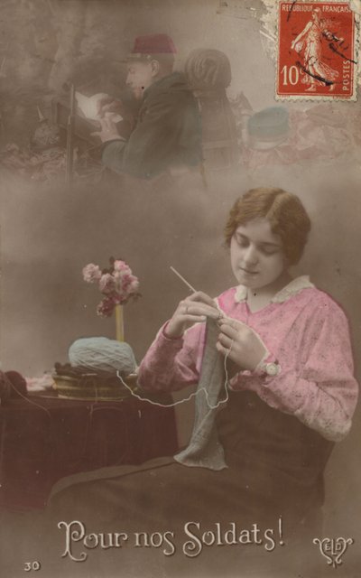 Mladá žena plete a myslí na svého vojáka, který píše dopis domů (tónovaná fotografie) od French Photographer