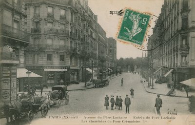 Avenue du Pere-Lachaise ve 20. obvodu Paříže, Francie. Pohled do ulice se vstupem na hřbitov Pere Lachaise a komíny krematoria. Pohlednice odeslána v roce 1913. od French Photographer