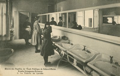 Koupelny ve veřejné škole v Seine-et-Marne (černobílá fotografie) od French Photographer