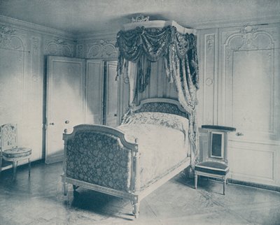 Postel Marie Antoinetty, Versailles (černobílá fotografie) od French Photographer
