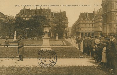 Zaříkávač ptáků v Jardin des Tuileries v Paříži. Pohlednice odeslána v roce 1913. od French Photographer