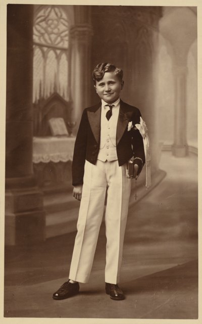 Chlapec navštěvující první přijímání od French Photographer
