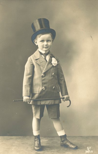 Chlapec v dvouřadovém obleku, na sobě cylindr a drží hůl od French Photographer