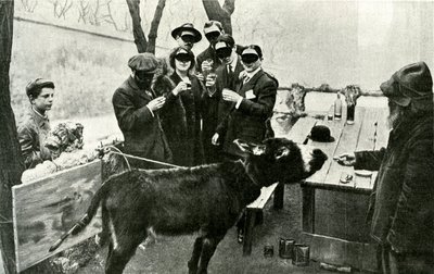 Oslavte podvod: na Salon des Independants v roce 1910 byl představen obraz podepsaný „Excessive Futurist Painter“ Boronali s názvem „Et le soleil usnul na „Adriatic“, který měl velký úspěch. Plátno bylo skutečně namalováno pomocí A od French Photographer