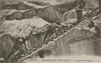 Chamonix – výstup na Mont Blanc. Horolezci projíždějící štěrbinou. Pohlednice odeslána v roce 1913. od French Photographer