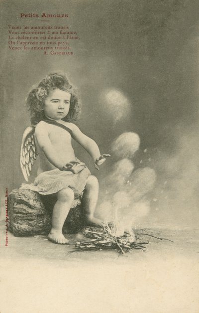 Cherubín sedí u ohně (čb foto) od French Photographer