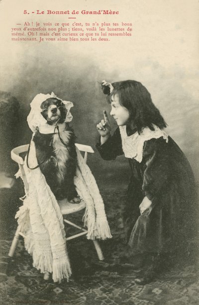 Dítě obléká svého psa do čepice (černobílá fotografie) od French Photographer