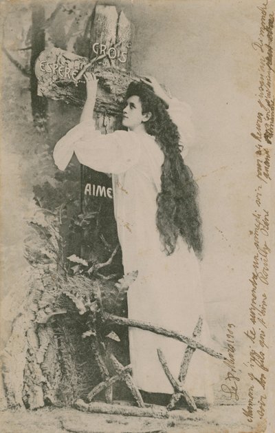 Crois Espere Aime (Believe Hope Love). Pohlednice odeslaná v roce 1913. Rukopis na pravém okraji je osobní vzkaz mezi členy rodiny. od French Photographer