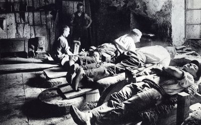 Nožíři při práci v Thiers, konec 19. století (čb foto) od French Photographer