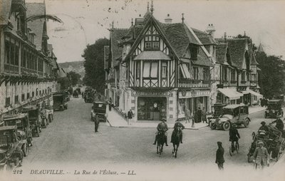Deauville, La Rue de lEcluse. Pohlednice odeslána v roce 1913. od French Photographer