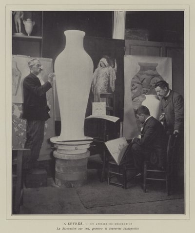Dekorační dílna v porcelánce Sevres, Francie (č/b foto) od French Photographer