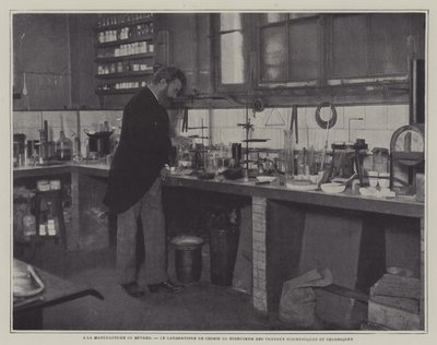 Ředitel vědeckých a technických prací v chemické laboratoři v porcelánce Sevres, Francie (č/b foto) od French Photographer