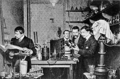 Ředitelé Společnosti alchymie a astrologie Francie v jejich laboratoři, 1903 od French Photographer