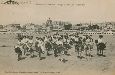 Osel jezdí na pláži v Les Sables-dOlonne v západní Francii. Pohlednice odeslána v roce 1913. od French Photographer