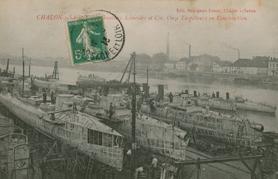 Jedenáct torpédových člunů ve výstavbě Schneider and Co v Chalon-sur-Saone ve východní Francii. Pohlednice odeslána v roce 1913. od French Photographer