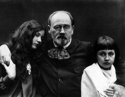 Emile Zola (1840-1902), spisovatel a francouzský novinář, v zahradě Verneuil-sur-Seine (Yvelines) se svými dětmi Denise a Jacques. - Emile Zola (1840-1902), francouzský spisovatel a novinář, ve svém domě Verneuil-sur-Seine (Yvelines) a jeho ch od French Photographer