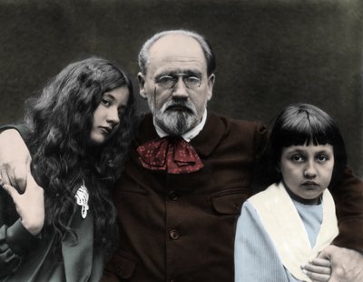 Émile Zola se svými dcerami Denise a Jacques ve svém domě ve Verneuil-sur-Seine (foto) od French Photographer