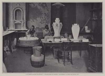 Smaltování štětcem v porcelánce Sevres, Francie (č/b foto) od French Photographer