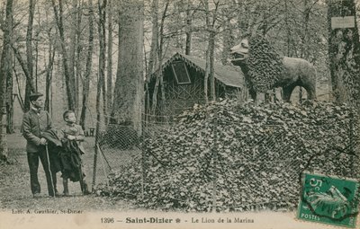 Otec a syn se dívají na sochu lva v Saint Dizier. Pohlednice odeslaná v roce 1913. Vydala Library of A Gauthier. od French Photographer