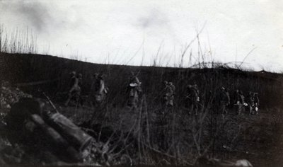 První světová válka (1914-1918): skupina vojáků pochodující na Rocour (Saint Quentin) (Aisne) od French Photographer
