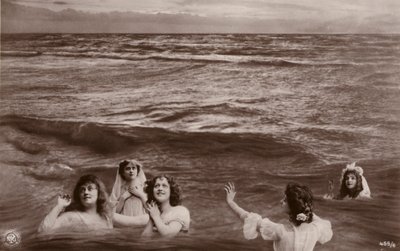 Pět oblečených žen v moři (fotokoláž) od French Photographer