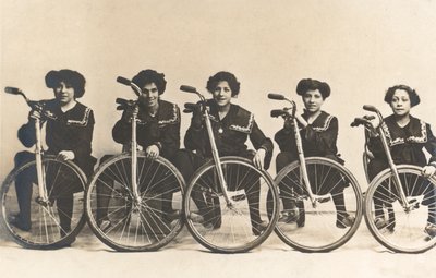 Pět dívek, pravděpodobně Francouzek, se svými jízdními koly (černobílá fotografie) od French Photographer