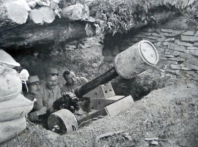 Francouzské dělo 48 používané k odpalování pozemních min, 1915 od French Photographer