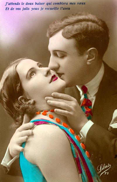 French Couple Kissing, cca 1920 (ručně kolorovaný stříbrný tisk) od French Photographer