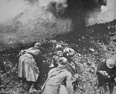 Francouzská pěchota pod palbou německého dělostřelectva během bitvy u Verdunu od French Photographer