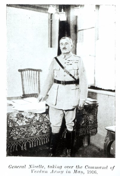 Generál Robert Nivelle (1856-1924) Přebírá velení armády ve Verdunu, květen 1916 (černobílá fotografie) od French Photographer