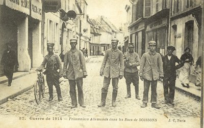 Němečtí zajatci v ulicích Soissons, Francie, první světová válka (č/b foto) od French Photographer