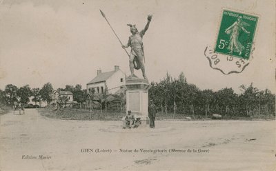 Gien (Loiret), socha Vercingetorixe. Pohlednice odeslána v roce 1913. od French Photographer