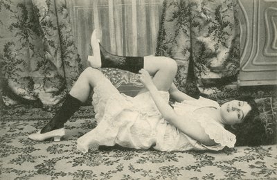 Dívka si vytahuje ponožky (černobílá fotografie) od French Photographer