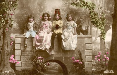 Dívky a chlapci sedí na okraji mostu od French Photographer