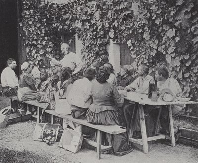 Sběrači hroznů obědvají (černobílá fotografie) od French Photographer