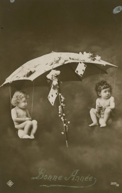 Pohlednice se dvěma dětmi zavěšenými na deštníku, zaslaná v roce 1913. od French Photographer