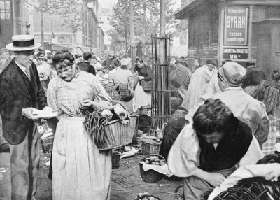 Hawker mezi kupujícími a prodávajícími, Les Halles, Paříž, 1896 od French Photographer