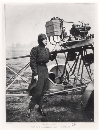Helene Dutrieu (1877-1961) stojící u letadla, před rokem 1914 od French Photographer