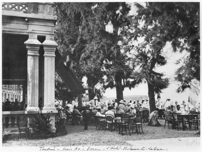 Hotelová restaurace v Kien an Doson, kolem roku 1920 od French Photographer